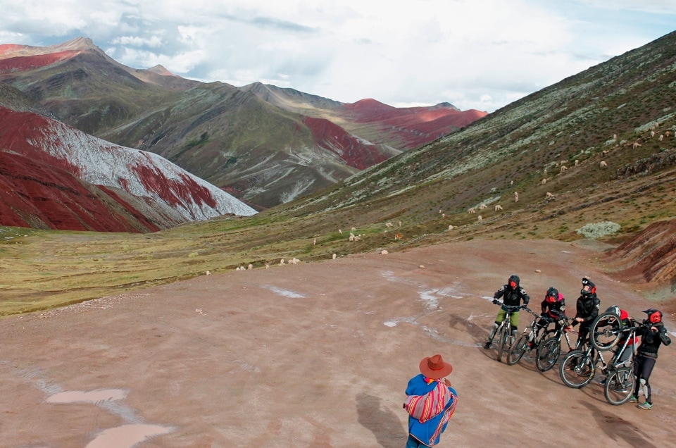 Palcoyo teczowe gory w Peru na rowerze