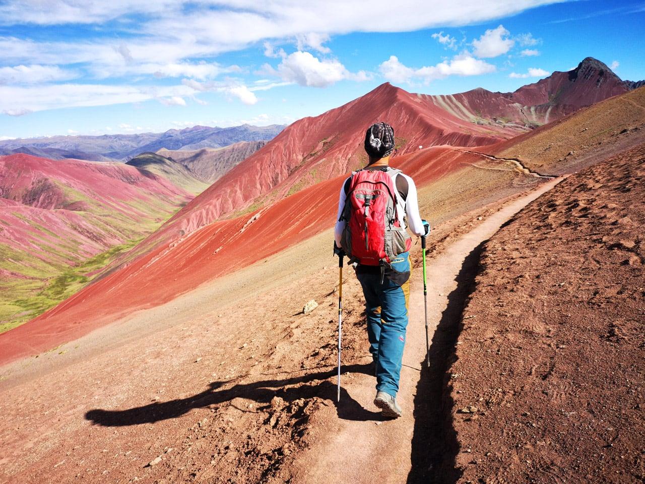 Mężczyzna idzie szlakiem trekkingowym w regionie Cusco w Peru, o którym dowiedział się bo przeczytał najcześciej zadawane pytania o Peru