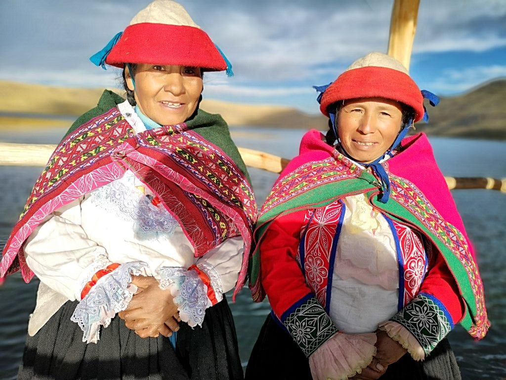 Dwie lokalne mieszkanki Andów w reginie Cusco w Peru pozują do zdjęcia robionego przez turystę, który dowiedział się o szlaku czytając najczęściej zadawane pytania o Peru