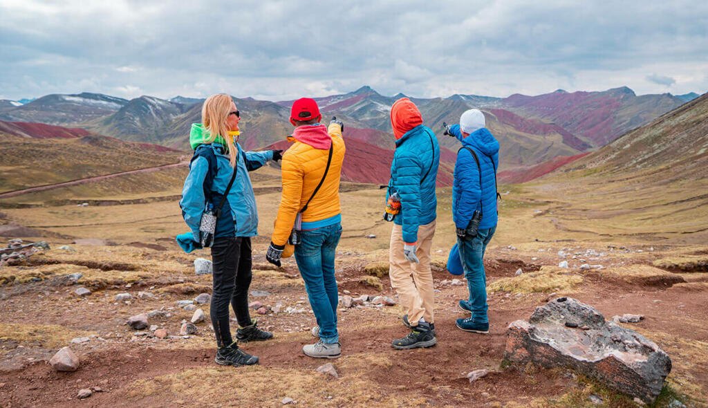 Turistas en la montaña de colores Palcoyo en Cusco Peru